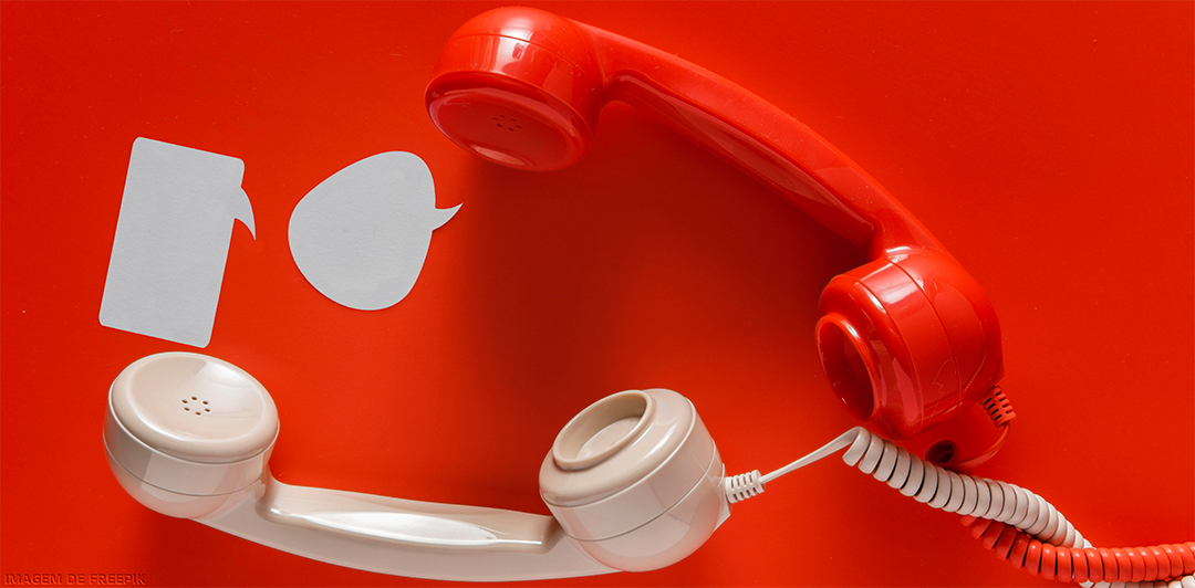 Telefone branco e vermelho